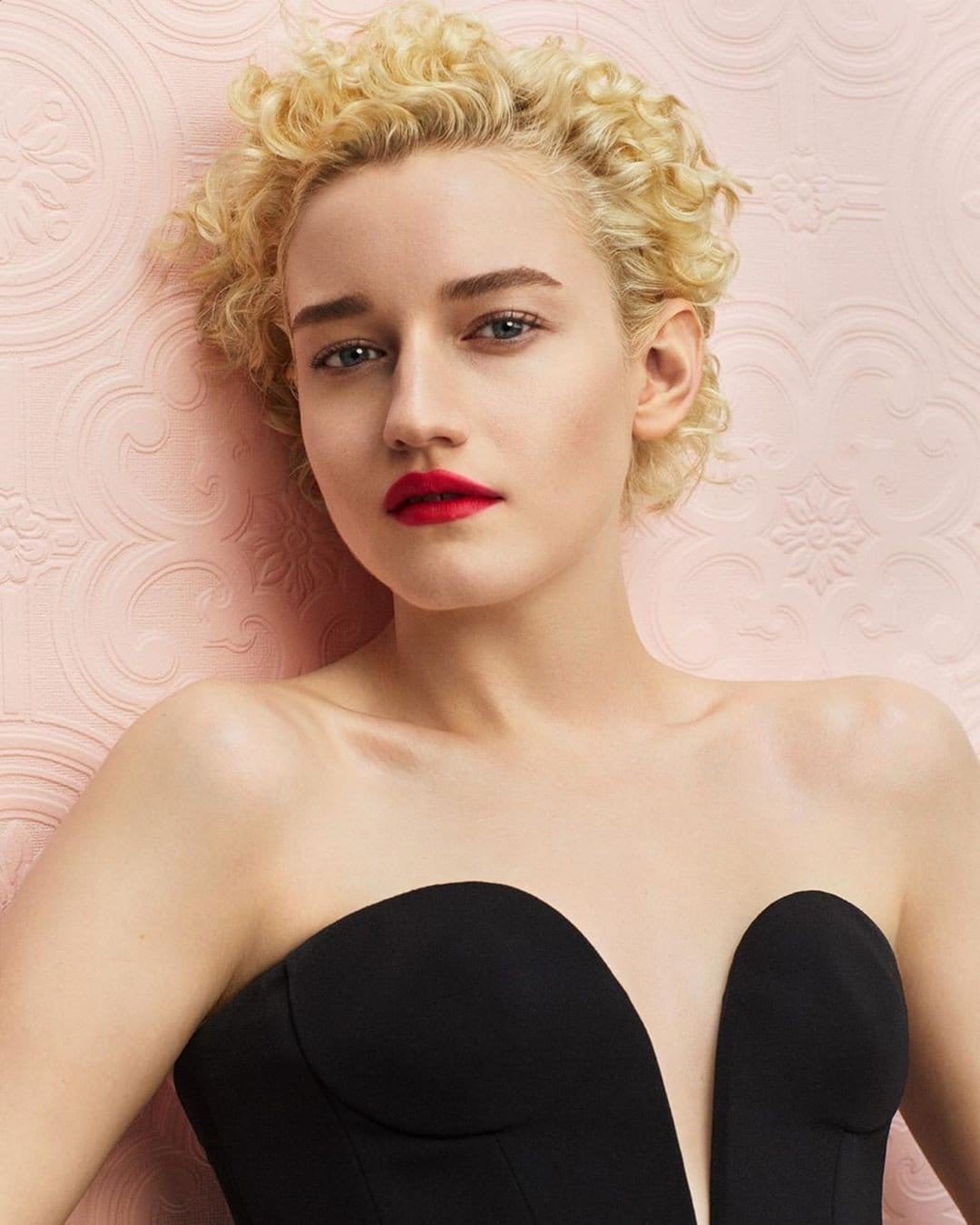 Julia Garner 33